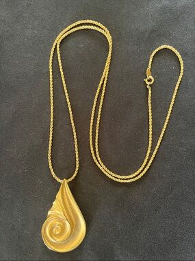 TRIFARI Vtg Nautilus Swirl Teardrop Pendant Necklace Gold Tone Statement Piece